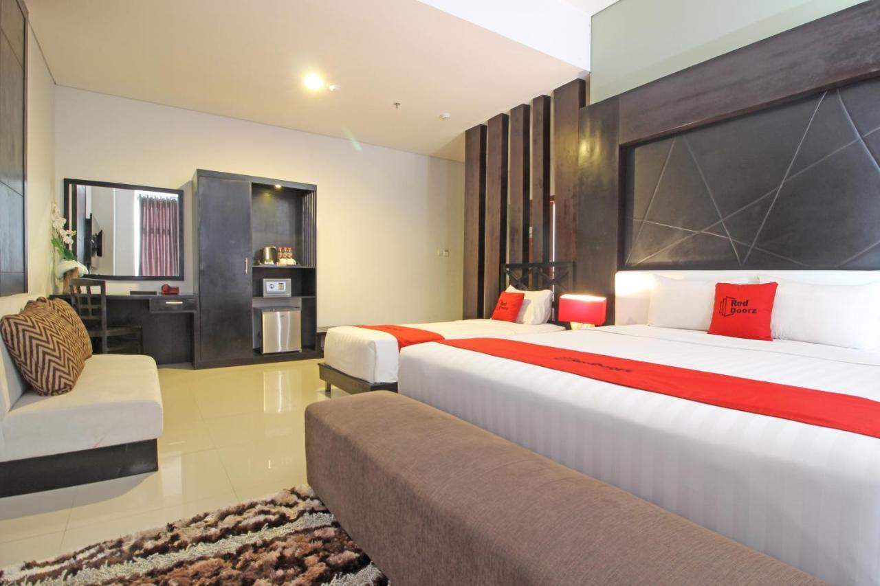Reddoorz Premium Near Sleman City Hall Джокякарта Екстериор снимка